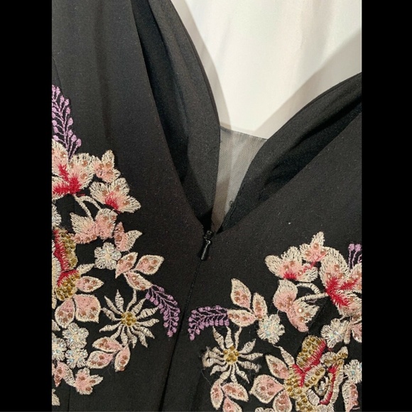 XSCAPE Embellished Embroidery V-Neck Mermaid Gown in Black [SZ‎ 4 ] - Picture 7 of 8